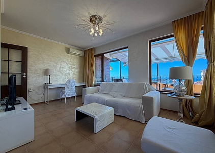 Spacious apartment with a large terrace and sea views. Photo 2