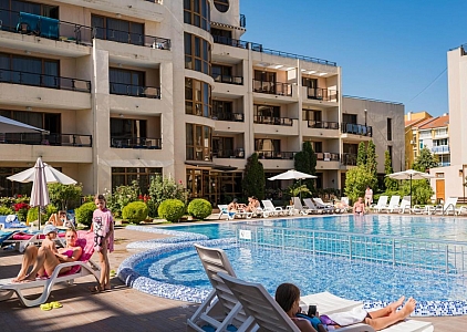 Apartment mit Poolblick in einer Wohnanlage. Foto 4