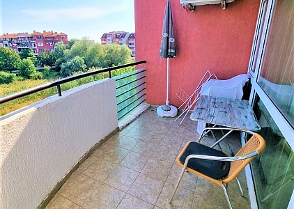 One-bedroom apartment in a complex with a large swimming pool. Photo 5