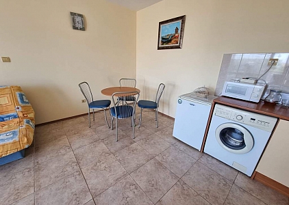 One-bedroom apartment in a complex with a large swimming pool. Photo 11