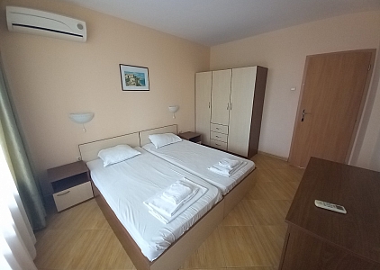 Велика трикімнатна квартира з видом на басейн. Фото 17