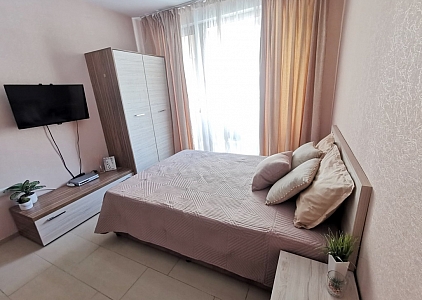 Studio overlooking the pool in a luxury complex. Photo 4