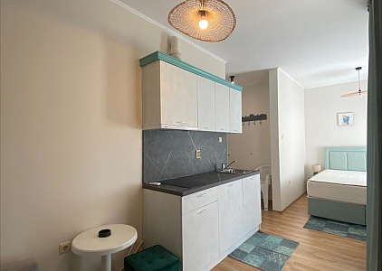 Geräumiges Studio mit Blick auf den Pool im SPA-Komplex. Foto 2