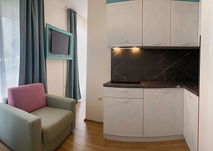 Gut aufgeteiltes Studio mit Blick auf den Pool in einem Premium-SPA-Komplex. Foto 16