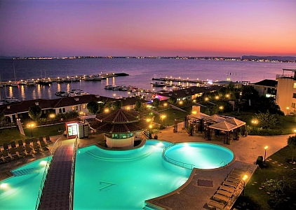 Huge 3 bedroom apartment with stunning sea views. Photo 12