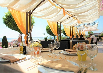 Huge 3 bedroom apartment with stunning sea views. Photo 16