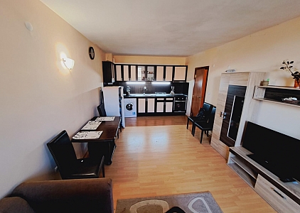 Dreizimmerwohnung mit Poolblick. Foto 1