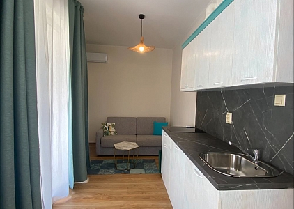 Geräumiges Studio mit Blick auf den Pool im SPA-Komplex. Foto 14