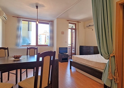 Geräumiges Studio in erster Linie. Foto 3