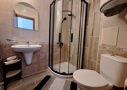 Eine gemütliche Wohnung mit neuen Möbeln. Foto 23