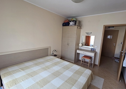 One bedroom apartment in a large complex. Photo 9