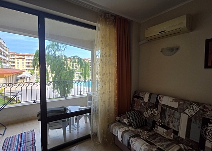 One bedroom apartment in a large complex. Photo 2