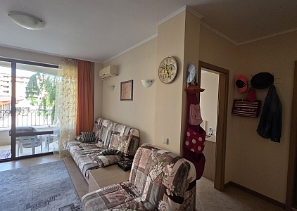 One bedroom apartment in a large complex. Photo 8