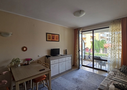 One bedroom apartment in a large complex. Photo 7