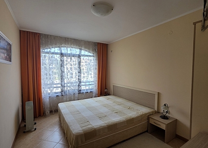 One bedroom apartment in a large complex. Photo 10
