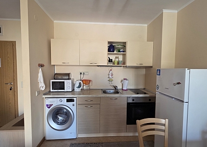 One bedroom apartment in a large complex. Photo 3