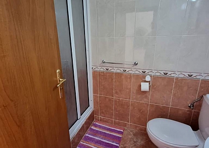 Large apartment overlooking the pool. Photo 17