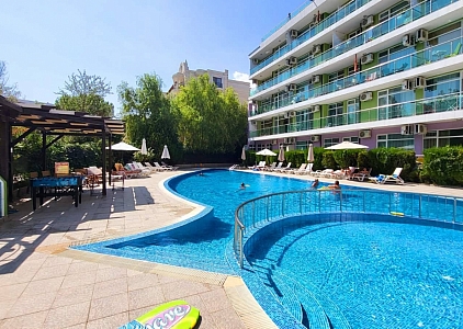 Apartment mit neuen Möbeln und Blick auf den Pool. Foto 1