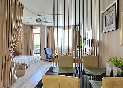 Geräumiges Studio in einem Luxuskomplex in erster Linie. Foto 2