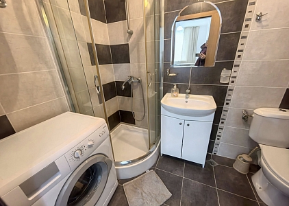 Apartment mit neuen Möbeln und Blick auf den Pool. Foto 17