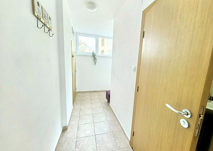 Apartment mit neuen Möbeln und Blick auf den Pool. Foto 16