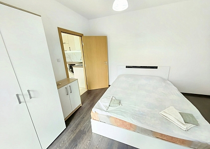 Apartment mit neuen Möbeln und Blick auf den Pool. Foto 11