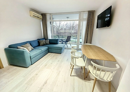 Apartment mit neuen Möbeln und Blick auf den Pool. Foto 2