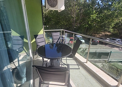 Apartment mit neuen Möbeln und Blick auf den Pool. Foto 7