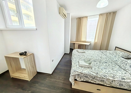 Apartment mit neuen Möbeln und Blick auf den Pool. Foto 12