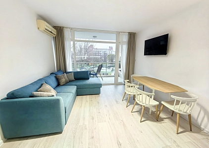 Apartment mit neuen Möbeln und Blick auf den Pool. Foto 8