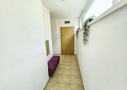 Apartment mit neuen Möbeln und Blick auf den Pool. Foto 15