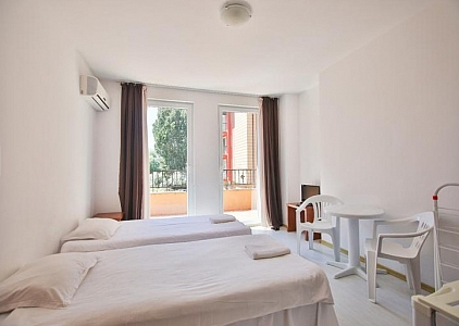 Schönes Studio mit Blick auf den Pool in einer schönen Anlage. Foto 3