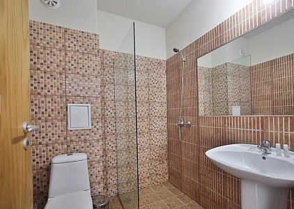 Schönes Studio mit Blick auf den Pool in einer schönen Anlage. Foto 5