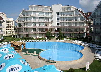 Large apartment with a pool view in a residential complex. Photo 1 Large apartment with a pool view in a residential complex. Photo 1