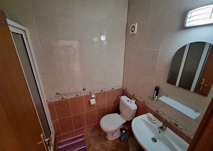 Large apartment overlooking the pool. Photo 18