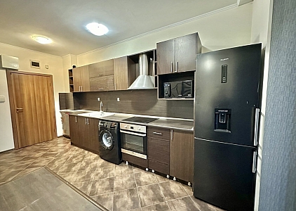 Large three bedroom apartment at a great price. Photo 2