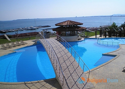 Apartment with its own courtyard on the first line in Sveti Vlas. Photo 1