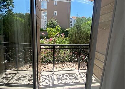 Geräumiges Studio mit Blick auf den Pool im SPA-Komplex. Foto 8