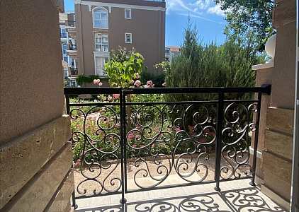 Geräumiges Studio mit Blick auf den Pool im SPA-Komplex. Foto 9