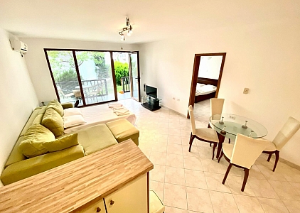 Large apartment in a complex on the first line. Photo 2 Large apartment in a complex on the first line. Photo 2