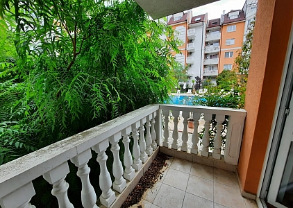 Studio mit neuen Möbeln und Blick auf den Pool in einer wunderschönen Anlage. Foto 2