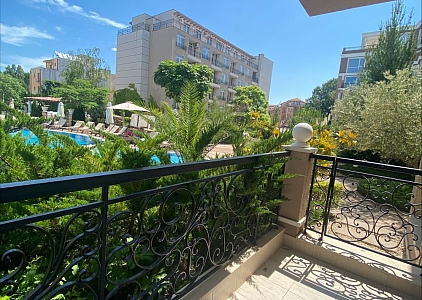 Gut aufgeteiltes Studio mit Blick auf den Pool in einem Premium-SPA-Komplex. Foto 13