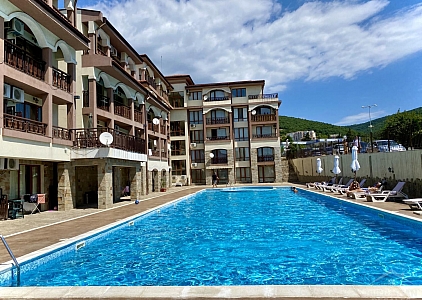 Geräumiges Studio mit Poolblick in Sveti Vlas. Foto 1