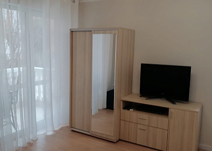 Studio mit neuen Möbeln und Blick auf den Pool in einer wunderschönen Anlage. Foto 9