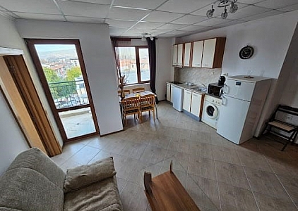 Pěkný třípokojový byt v komplexu s nízkým udržovacím poplatkem. Foto 2