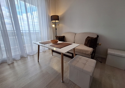 Eine gemütliche Wohnung mit neuen Möbeln. Foto 6