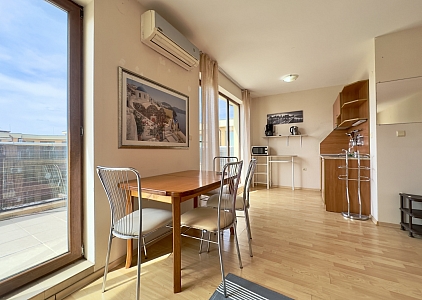 Просторная студия с большой террасой. Фото 15