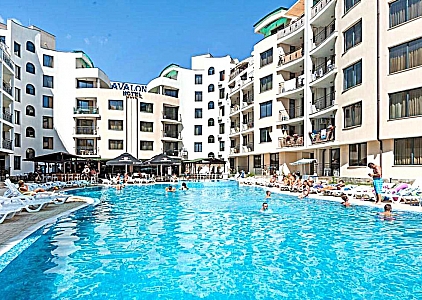 Квартира с видом на бассейн в жилом комплексе. Фото 2