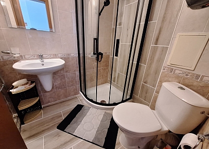 Eine gemütliche Wohnung mit neuen Möbeln. Foto 5