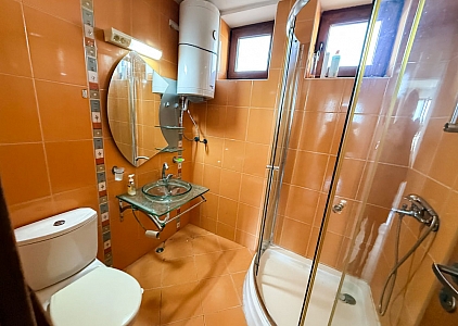 Velký dvoupokojový apartmán v centru letoviska. Foto 22